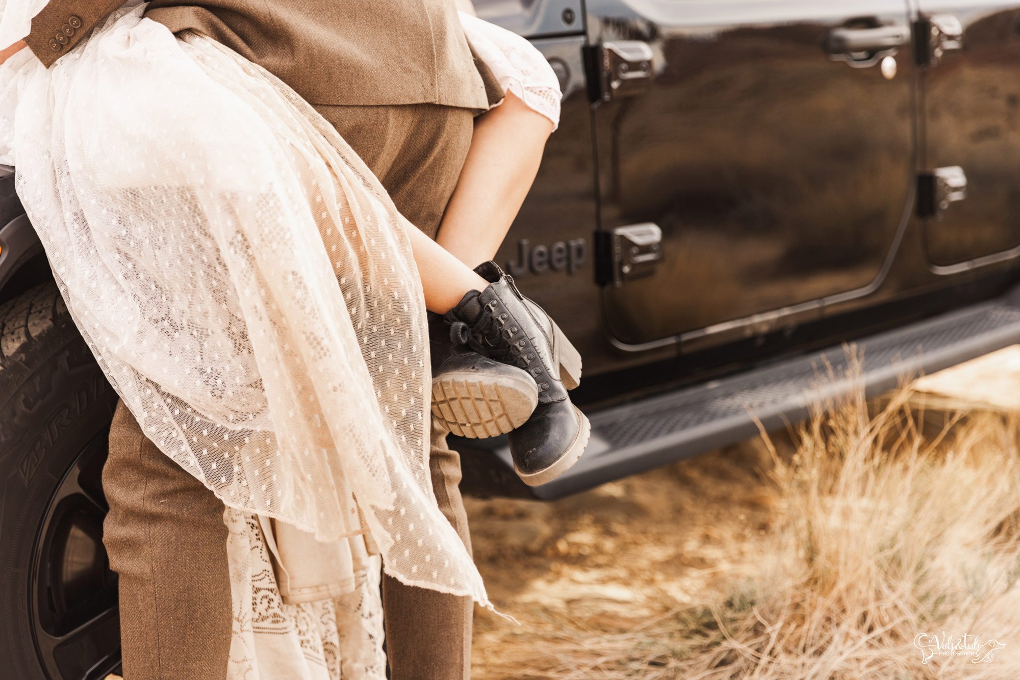 boho wedding style, desert jeep adventure elopement photography Valley of Fire, Nevada