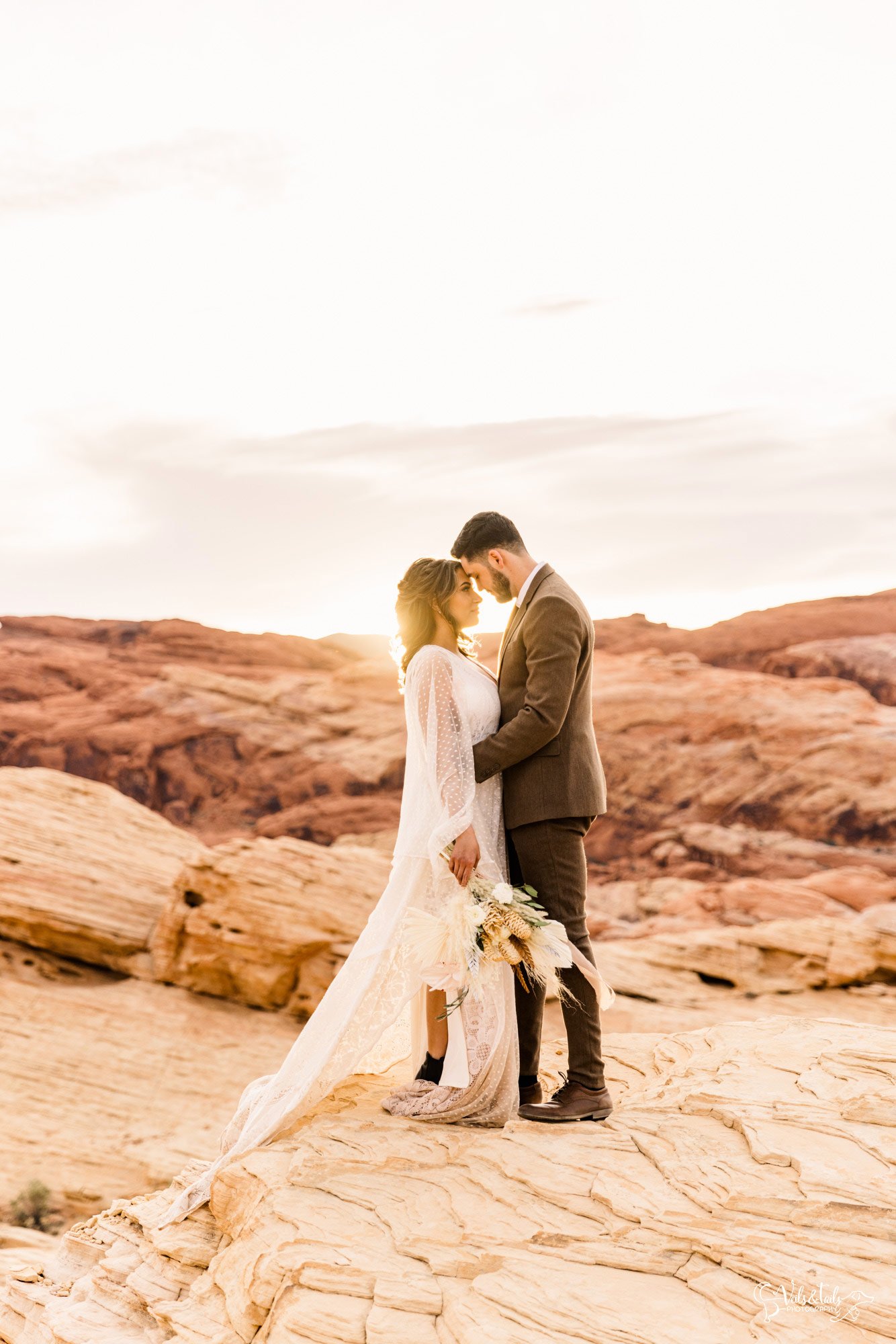 boho wedding style, colorful desert adventure elopement photography Valley of Fire, Nevada