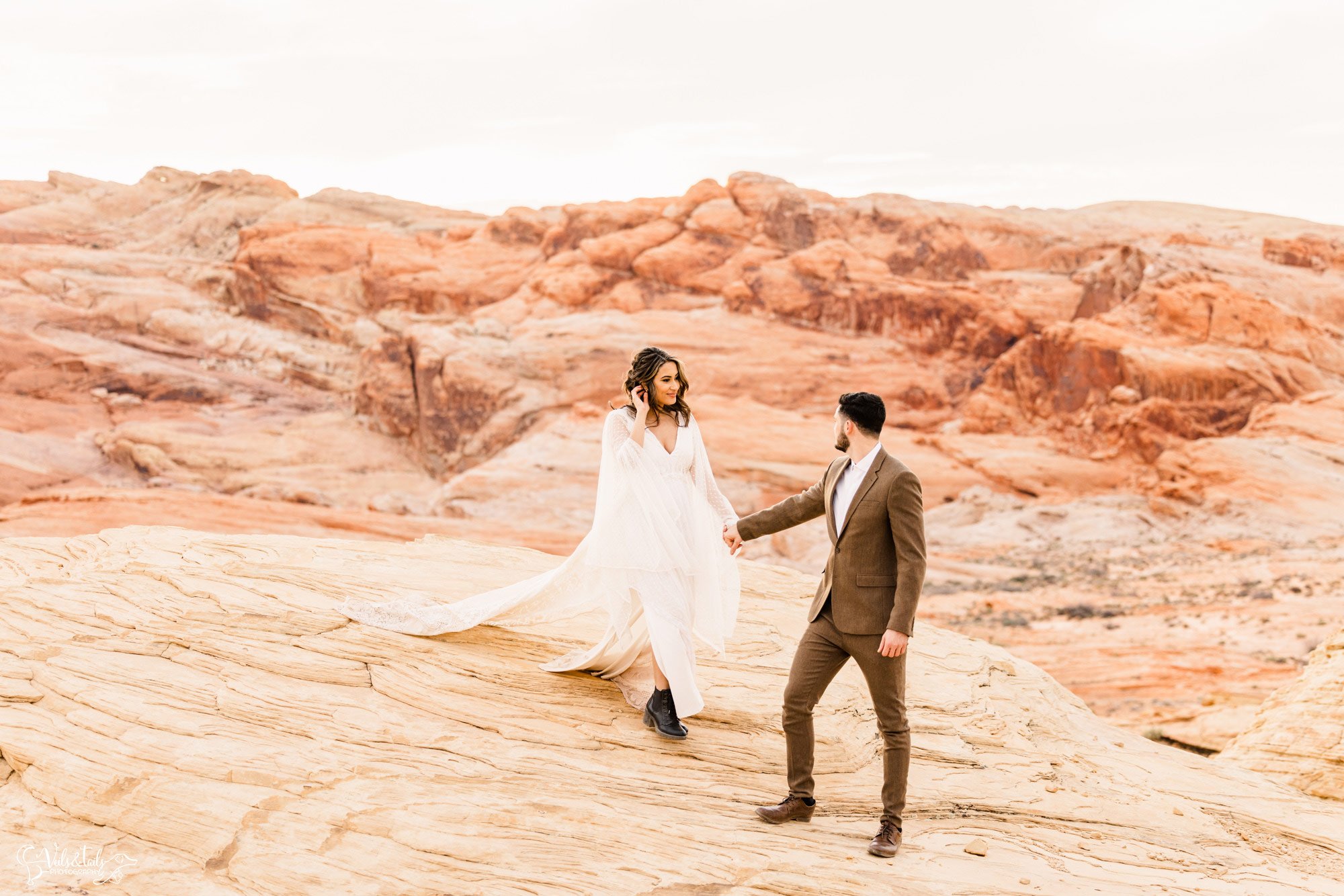 boho wedding style, colorful desert adventure elopement photography Valley of Fire, Nevada