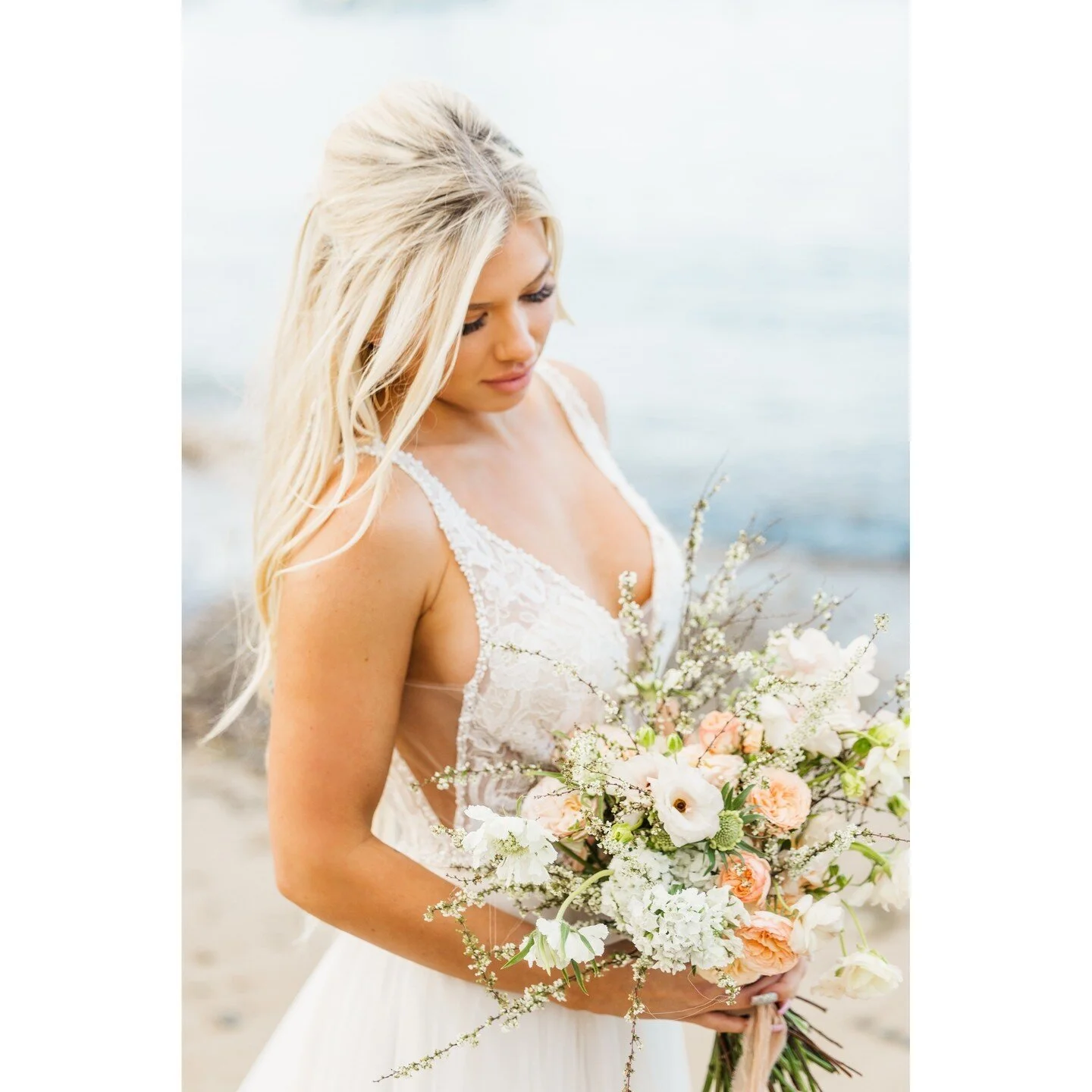 Fresh on the blog today - a Catalina Island elopement! Click the link in my bio for some dreamy beach elopement inspo, and a few photos from our back country Jeep tour!⁠
⁠
Florist @crimson_floralco⁠
Picnic @thepicnic.collective⁠
HMUA @dolledupoc⁠
Dre