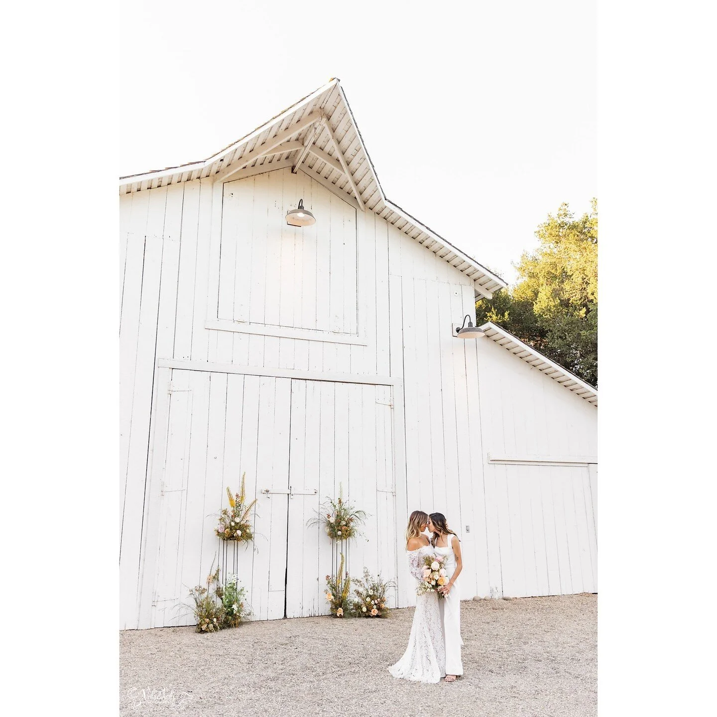 I love all the beautiful textures at a ranch wedding. A cool old barn, a lace dress, a satin jumpsuit, and all the gorgeous florals, to name a few.⁠
⁠
Venue: @lieffranch⁠
Photographer: @veilstailsphoto⁠
Planner: @carson_weddings⁠
Florals: @breannajan