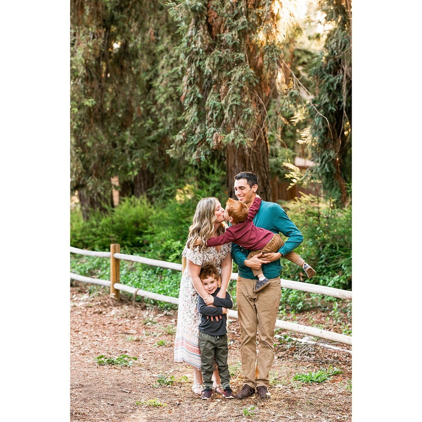 My mini sessions for the rest of the year are LIVE! Visit the link in my bio to schedule yours!⁠
⁠
I can&rsquo;t wait to see you, your families, and your pups! I have a few new offerings, so be sure to check out my stories for some tidbits, and the l