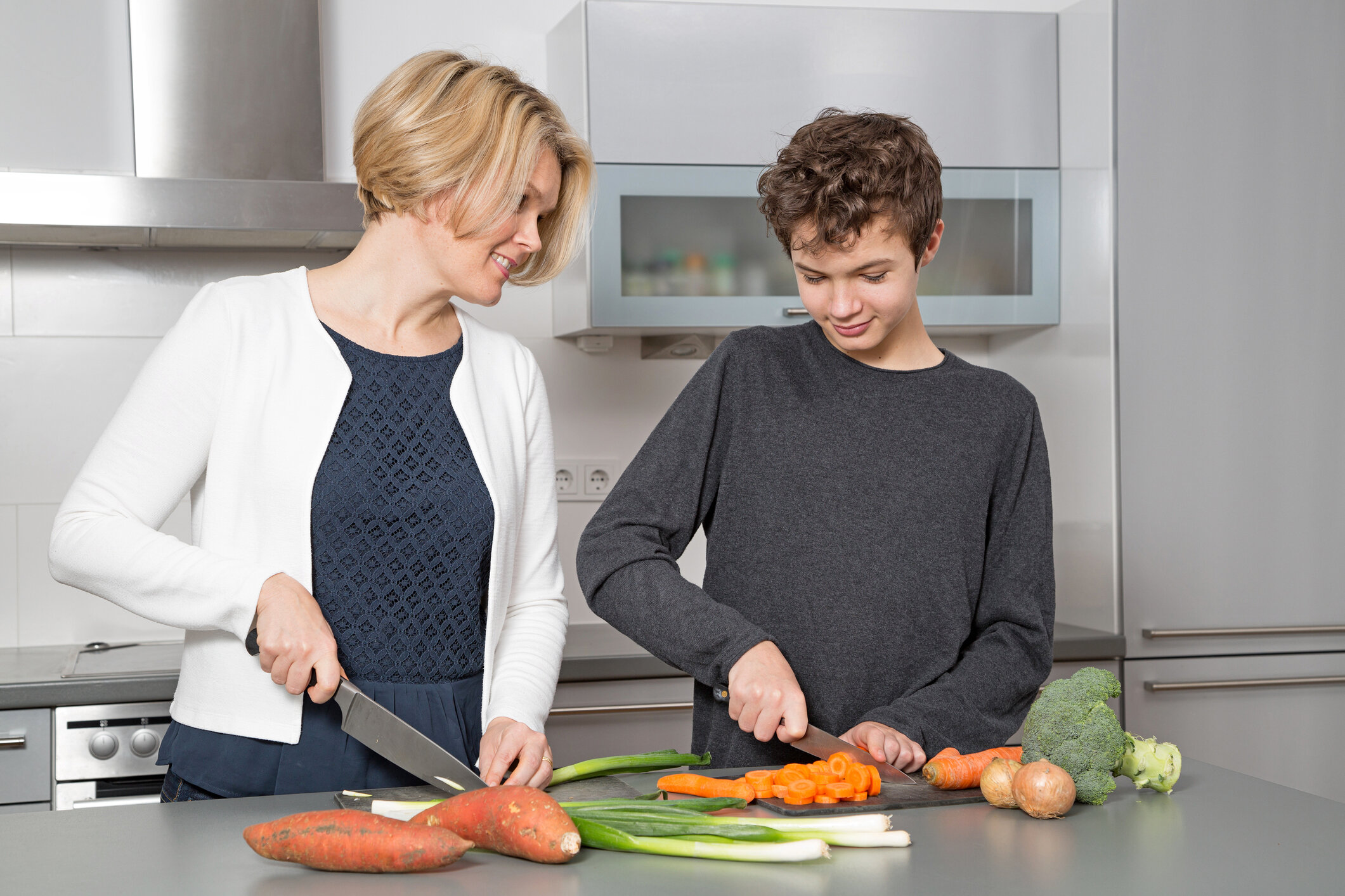 Мама с сыном русская кухня. Кухня и сын. Фотосессия мама с сыном на кухне. Картинки готовка с родителями. Мать и сын на кухне фото.