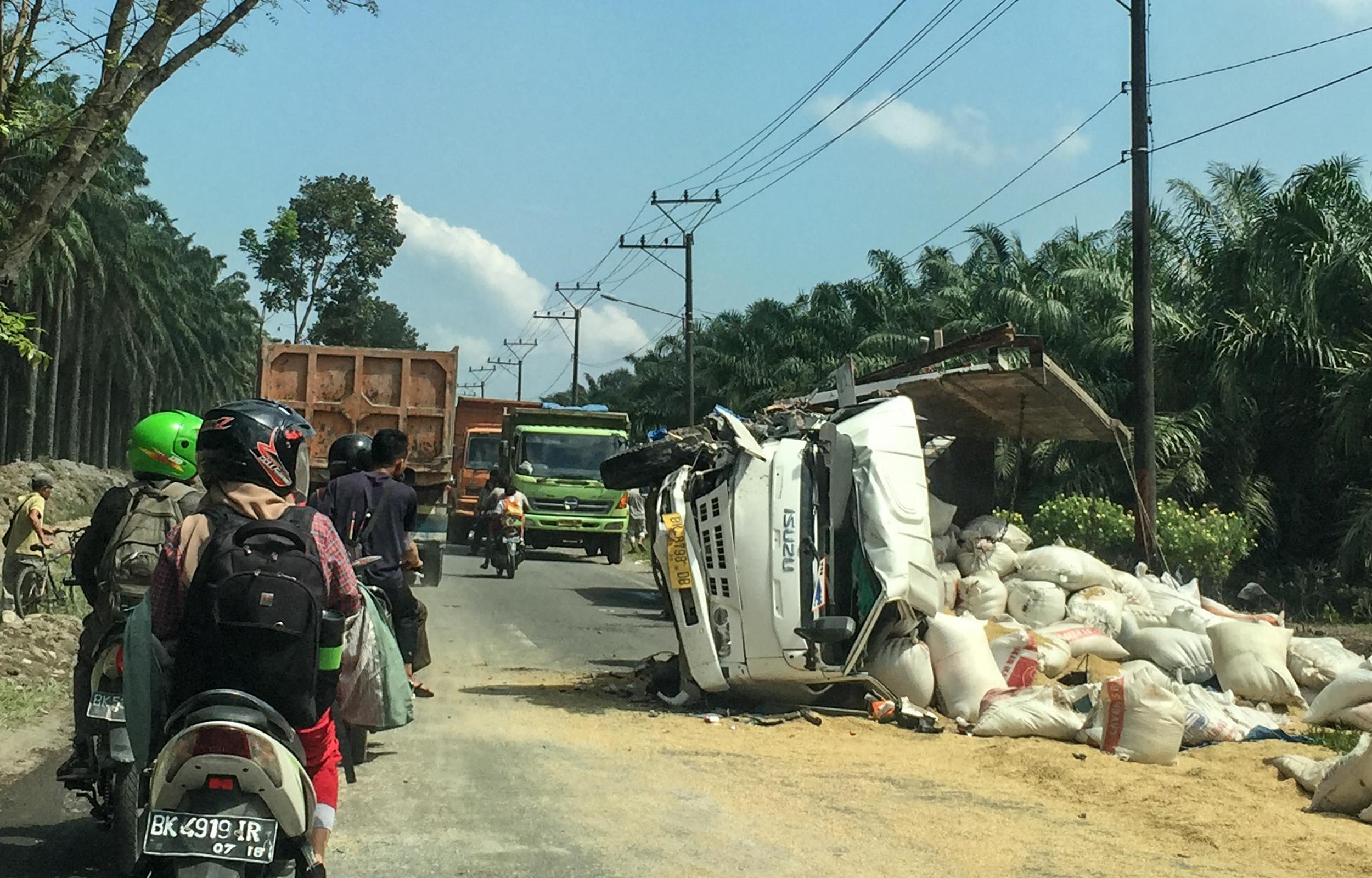 What happens if you don't keep smoking whilst you drive in Indonesia..... Dangerous!
