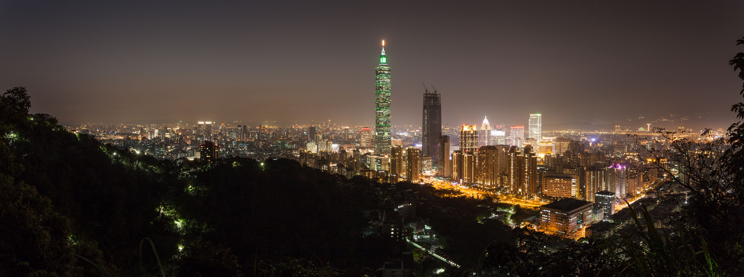 Taipei in it's night time glory.... Eat your hat Blackpool Illuminations!
