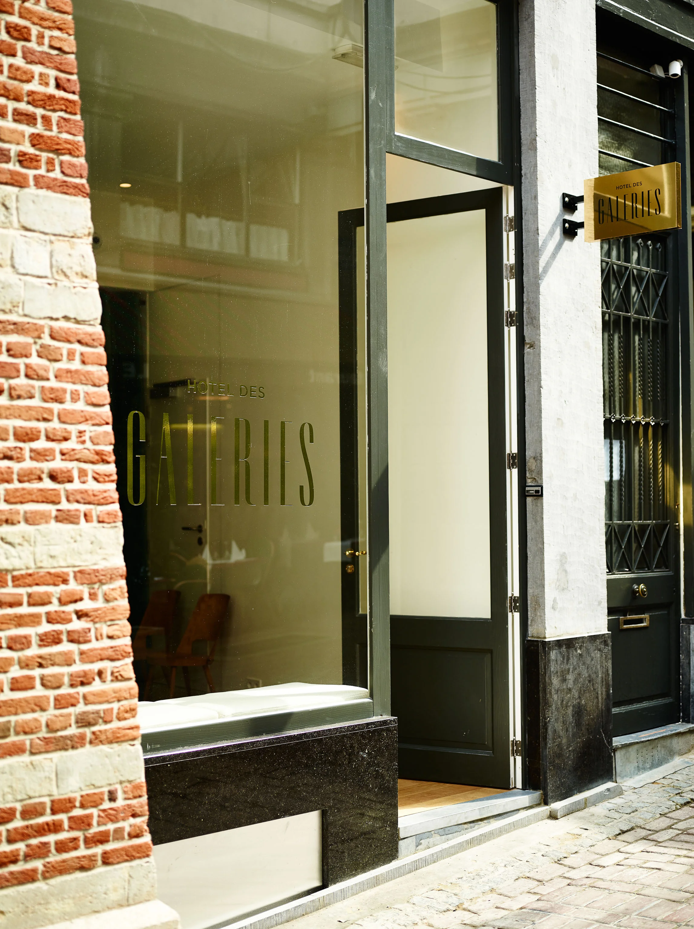 YS 1408 04 Hotel des Galeries Bruxelles 137L.jpg