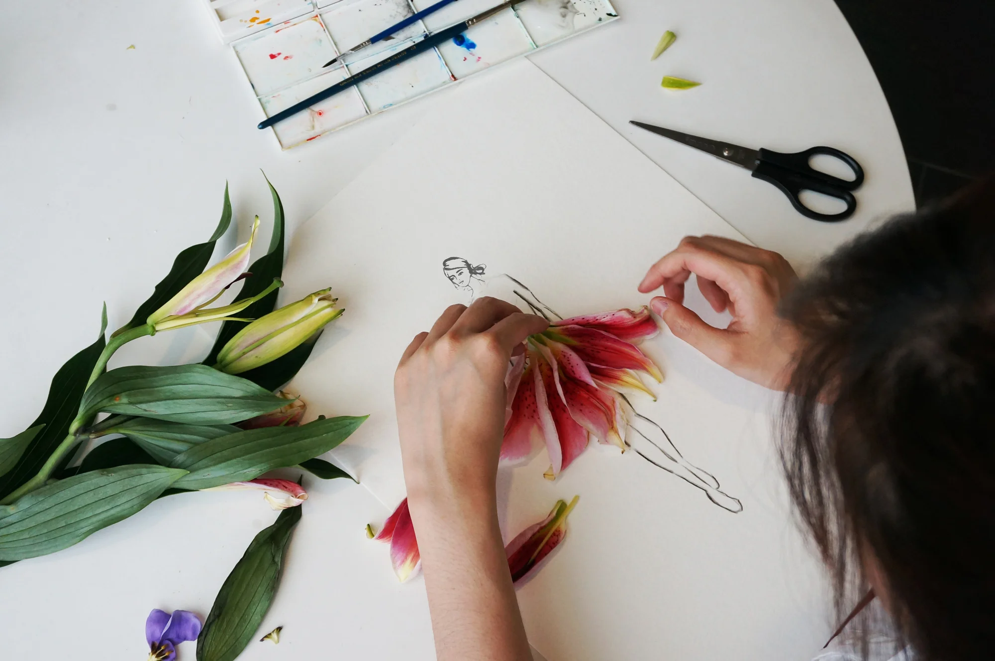 Start by arranging the petals to create your desired look. During this step, it is important to be mindful of the proportions of the dress.