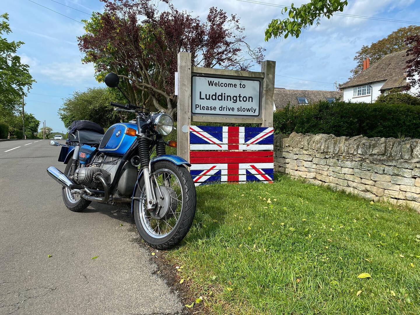 Stuart&rsquo;s 1972 BMW R60/5 on the way to our North Cotswold Tiddler run.  Bring any bike, it&rsquo;s a slow speed fest 🐢 @vmccuk @bmwbikes