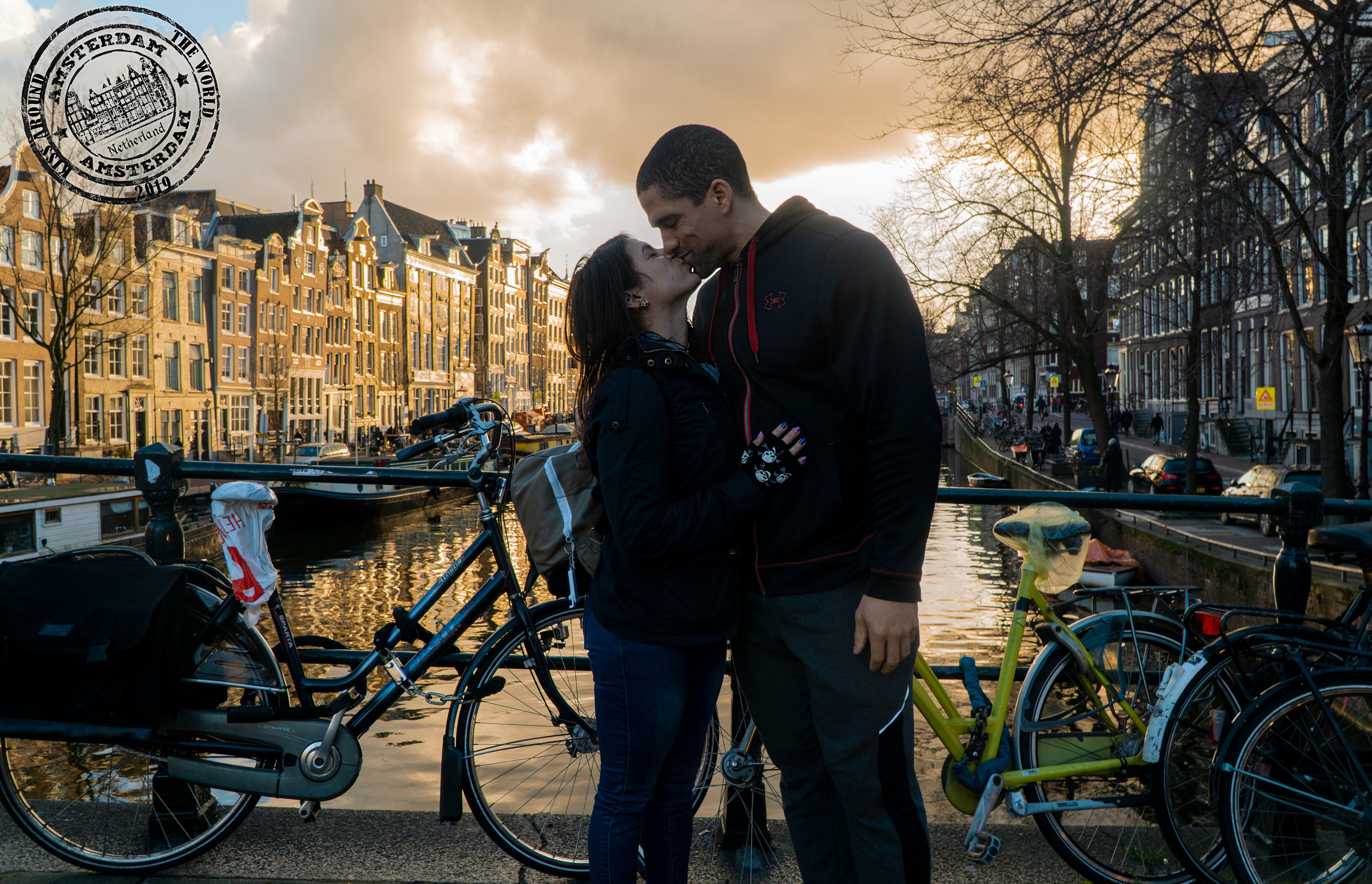 Amsterdam_vickygood_photography_kiss-around-the-world.jpg