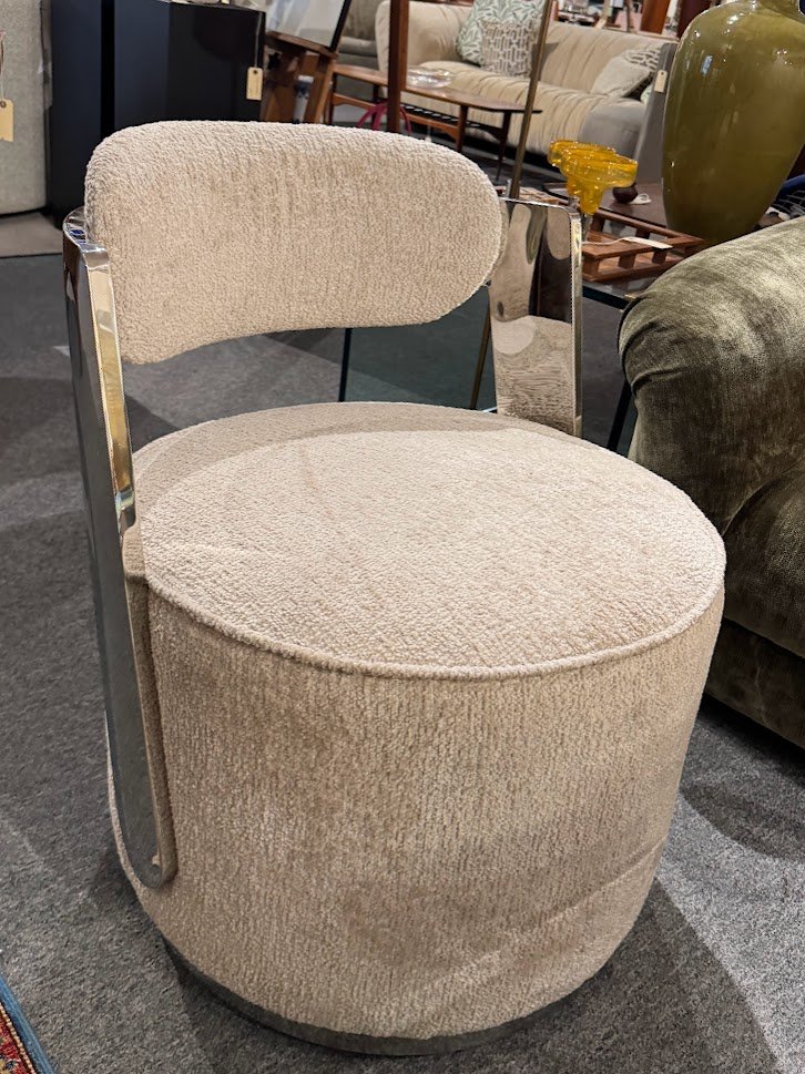 70 New Contemp Chair on Wheels
