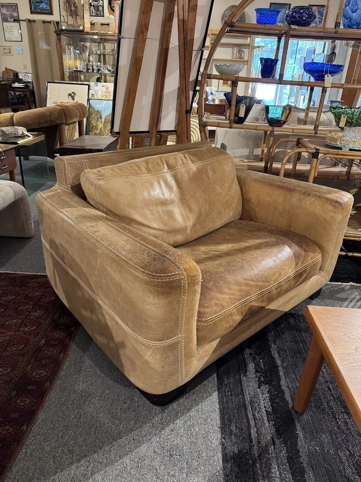 80 Leather Loveseat w Contrast Stitching