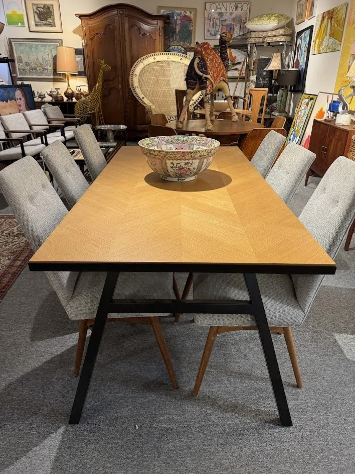 909 Contemp Dining Table w Metal Base