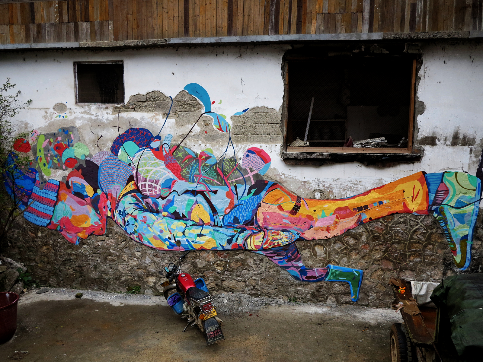 TRAVELLER, XingPing, China, 2012 20x40', latex and cement We cemented the uneven wall in the shape of the figure before painting with brush