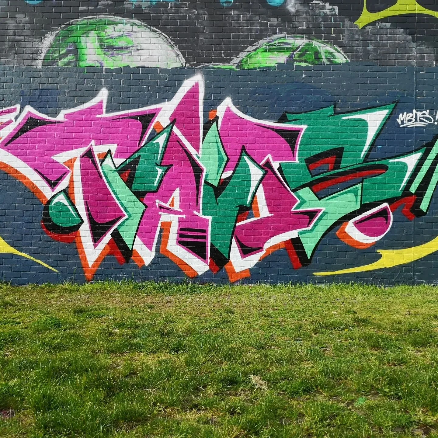 @travis_mbts @sfer_ps
.
.
.
.
.
.
#graffiti #graffs #spraycans #writing #sprayart #colors #urbanart #londongraffiti #bricklane #graffphotography #graffitiart #graffitiwall  #graffitiporn #travis #mbts #modernbrutality #londonstreets #urbangraffiti #u