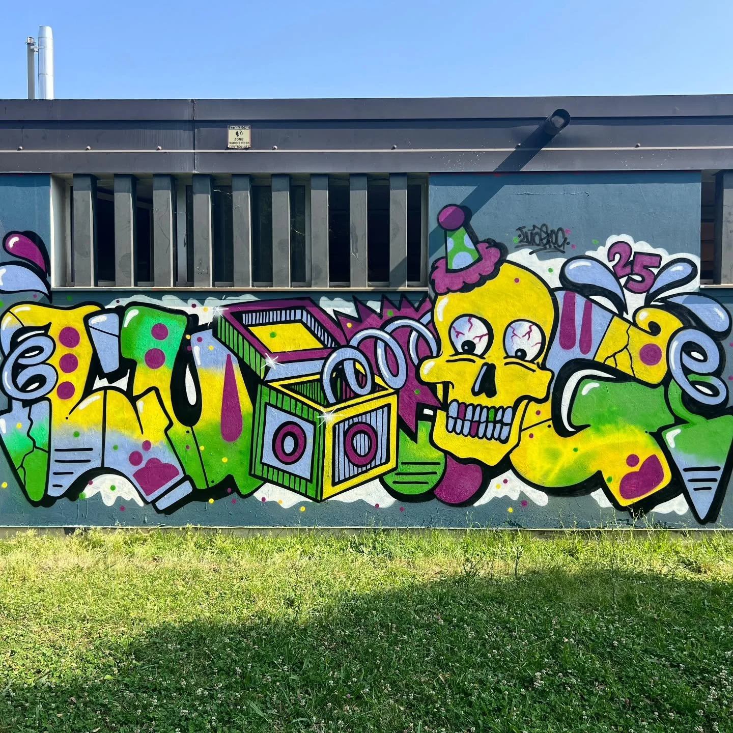 New @luogo_comune_ 
.
.
.
.
#graffiti #graffs #spraycans #writing #sprayart #colors #abandoned #vibe #graffphotography #graffitiart #graffitiwall&nbsp; #graffitiporn #luogocomune #mbts  #modernbrutality #skull #urbangraffiti #urbanwalls #graffitiworl