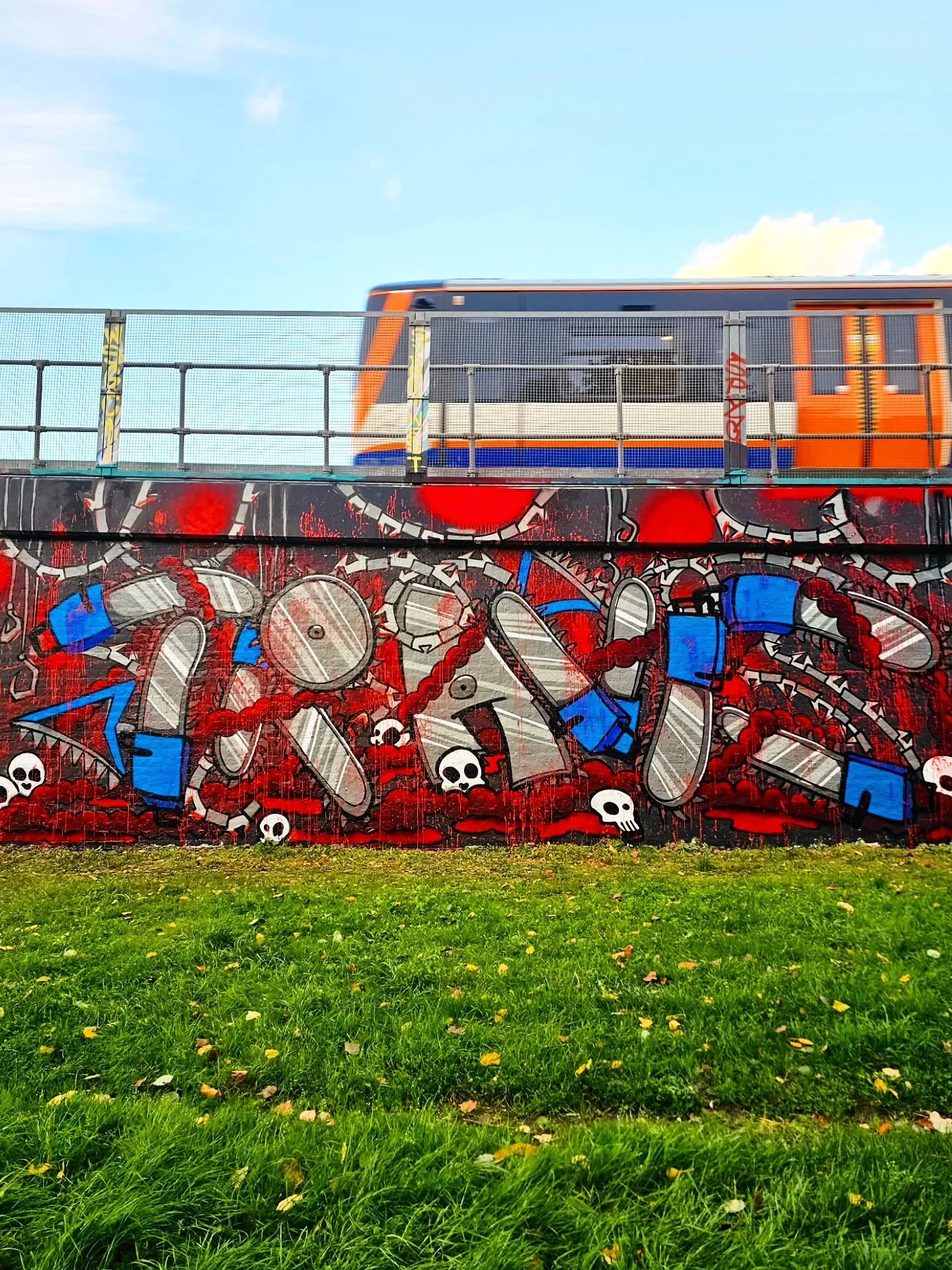 Halloween Jam with a lot of good people!
Thanks Jim and Matilda for organizing! 
Went all chainsaw massacre on this one with lot of blood, intestines and skulls.
Maybe I invented chainsaw chains and saw arrows
.
.
.
.
.
.
.
#graffiti #graffs #sprayca