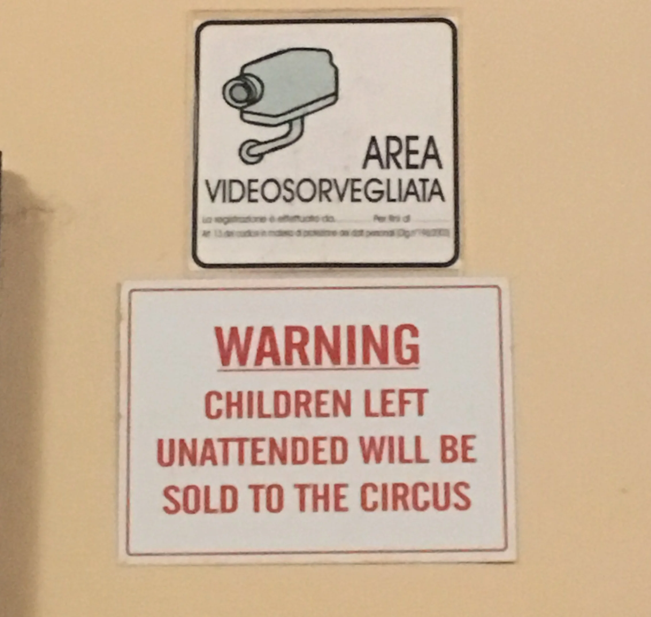 Video sign in Italian and the warning in English