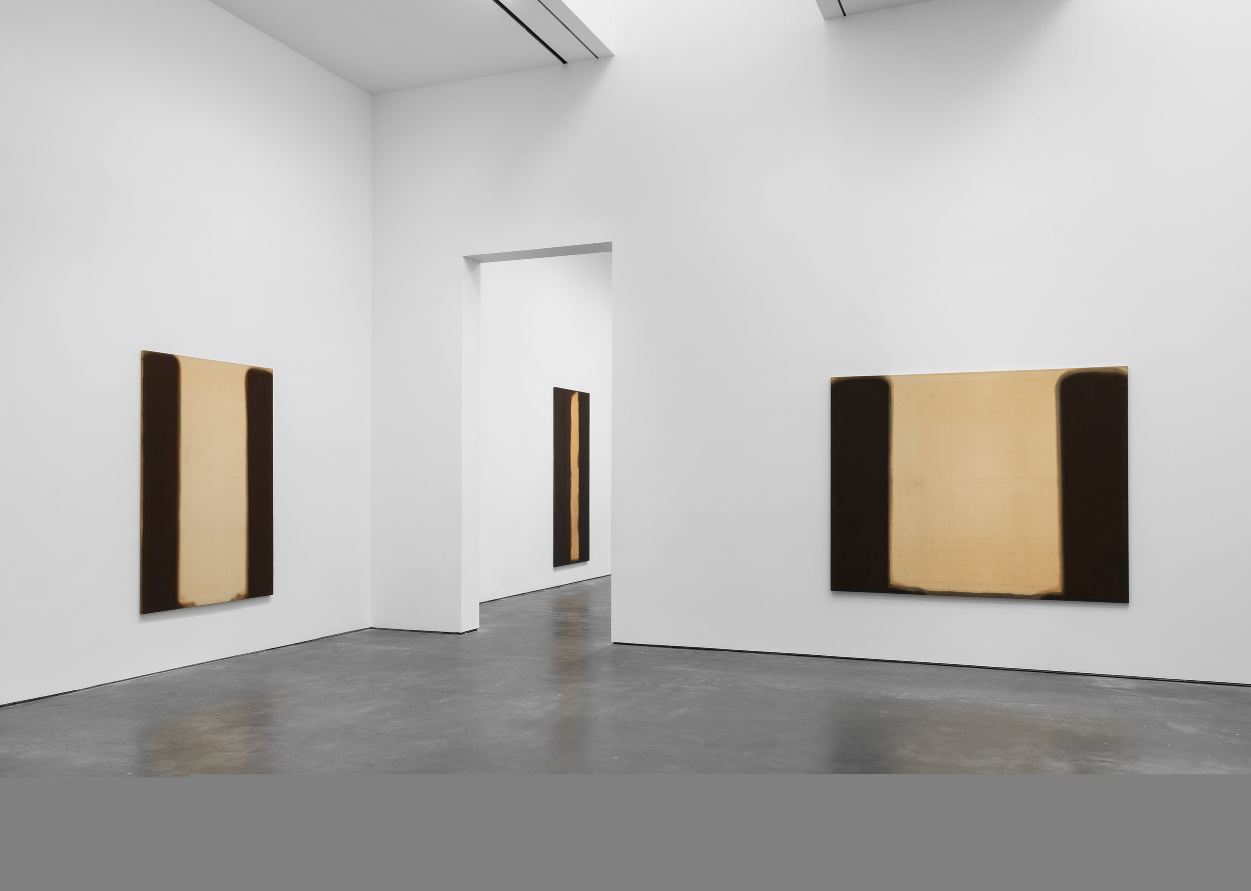 Installation view of Yun Hyong-keun’s solo show at David Zwirner New York, January 14 – February 18, 2017. © Yun Seong-ryeol. Courtesy PKM Gallery, Seoul and David Zwirner, New York
