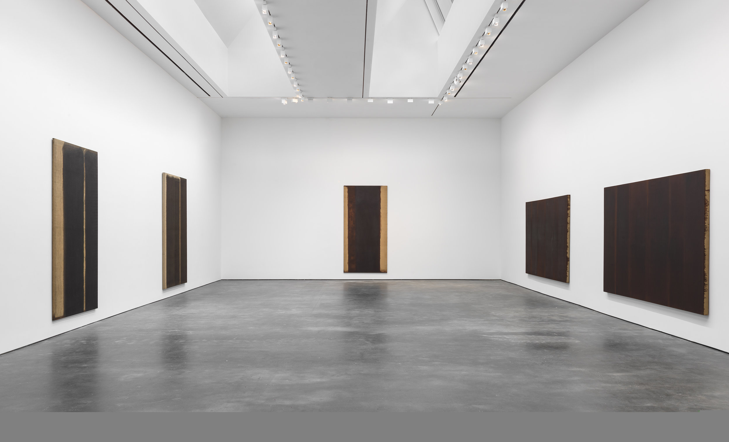 Installation view of Yun Hyong-keun’s solo show at David Zwirner New York, January 14 – February 18, 2017. © Yun Seong-ryeol. Courtesy PKM Gallery, Seoul and David Zwirner, New York