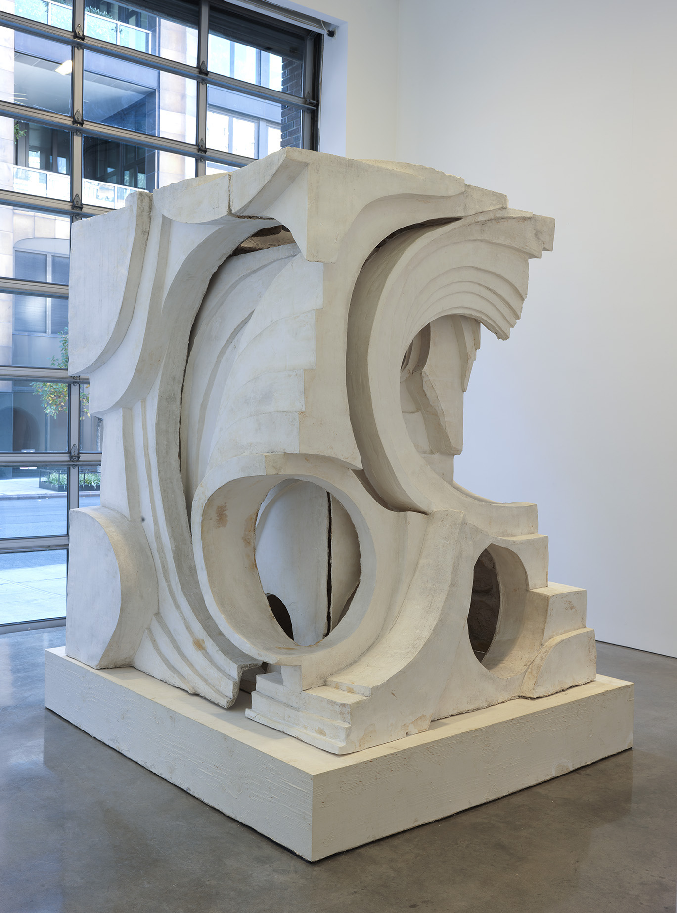 Thomas Houseago, Abstract I, 2015, Tuf-Cal, hemp, and iron rebar, 279.4 × 204.5 × 232.4 cm. Artwork © Thomas Houseago. Photo by Rob Mckeever. Courtesy Gagosian. 