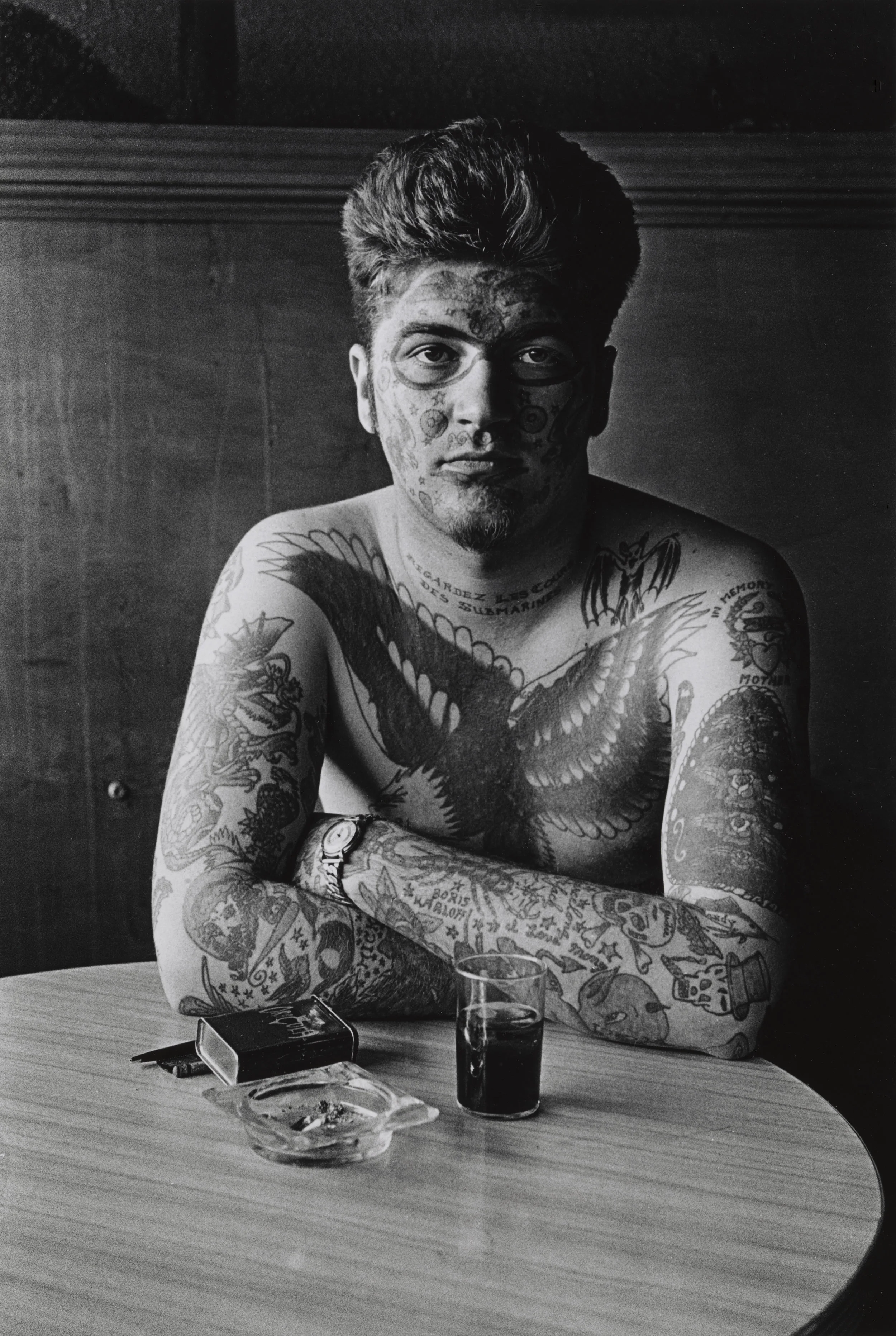 Jack Dracula at a bar, New London, 1961 - Copyright © The Estate of Diane Arbus, LLC. All Rights Reserved.