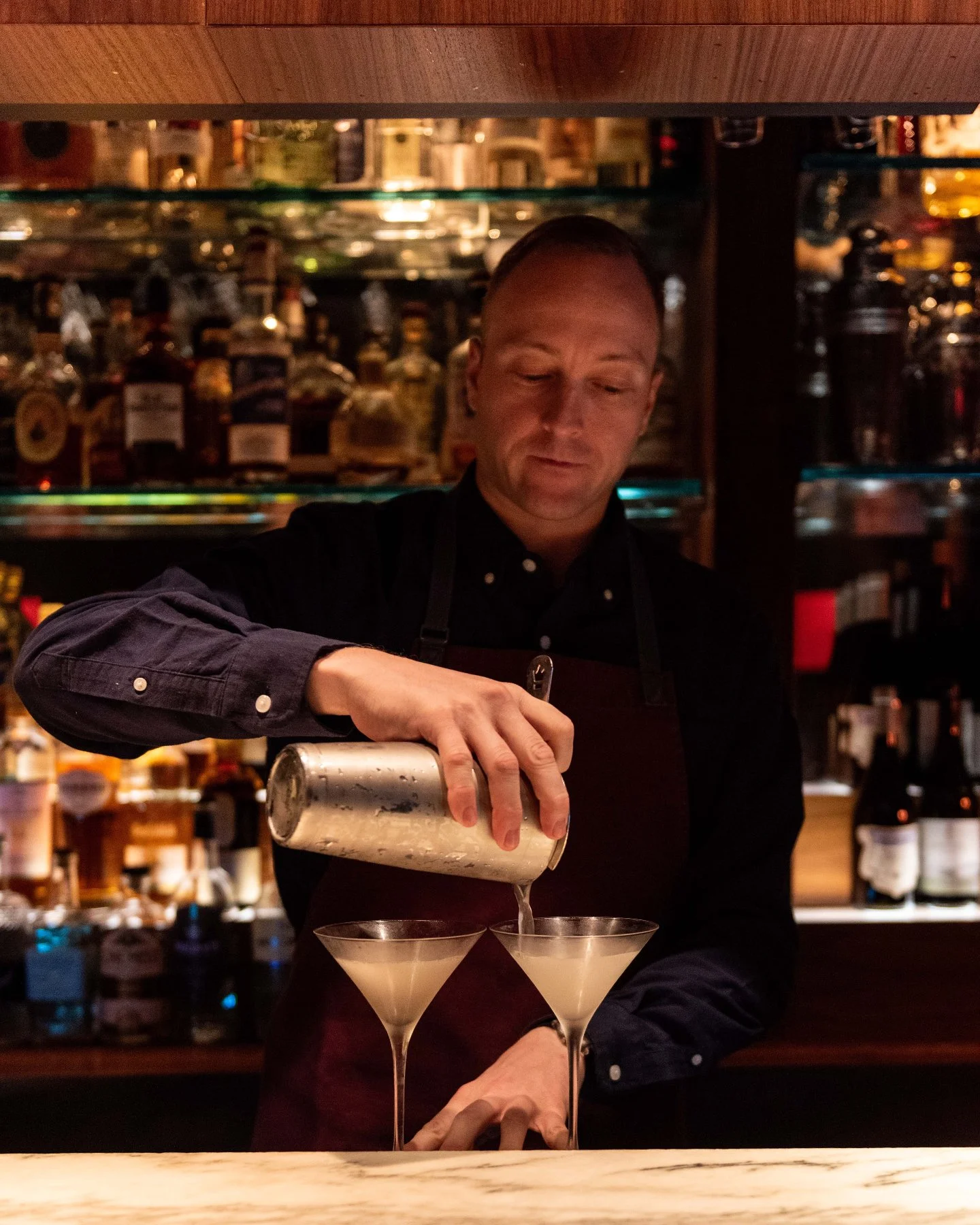 Stefano keeps things classic at our bar, crafting drinks with care and a nod to the season, so every cocktail feels just right for your meal 🍸