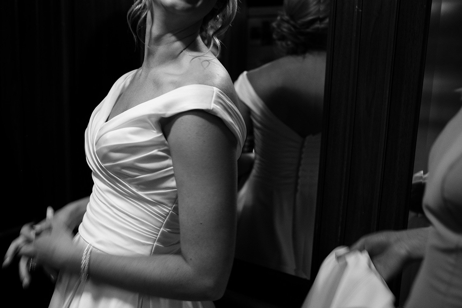 Milwaukee Turner Hall documentary wedding photographer 010.jpg