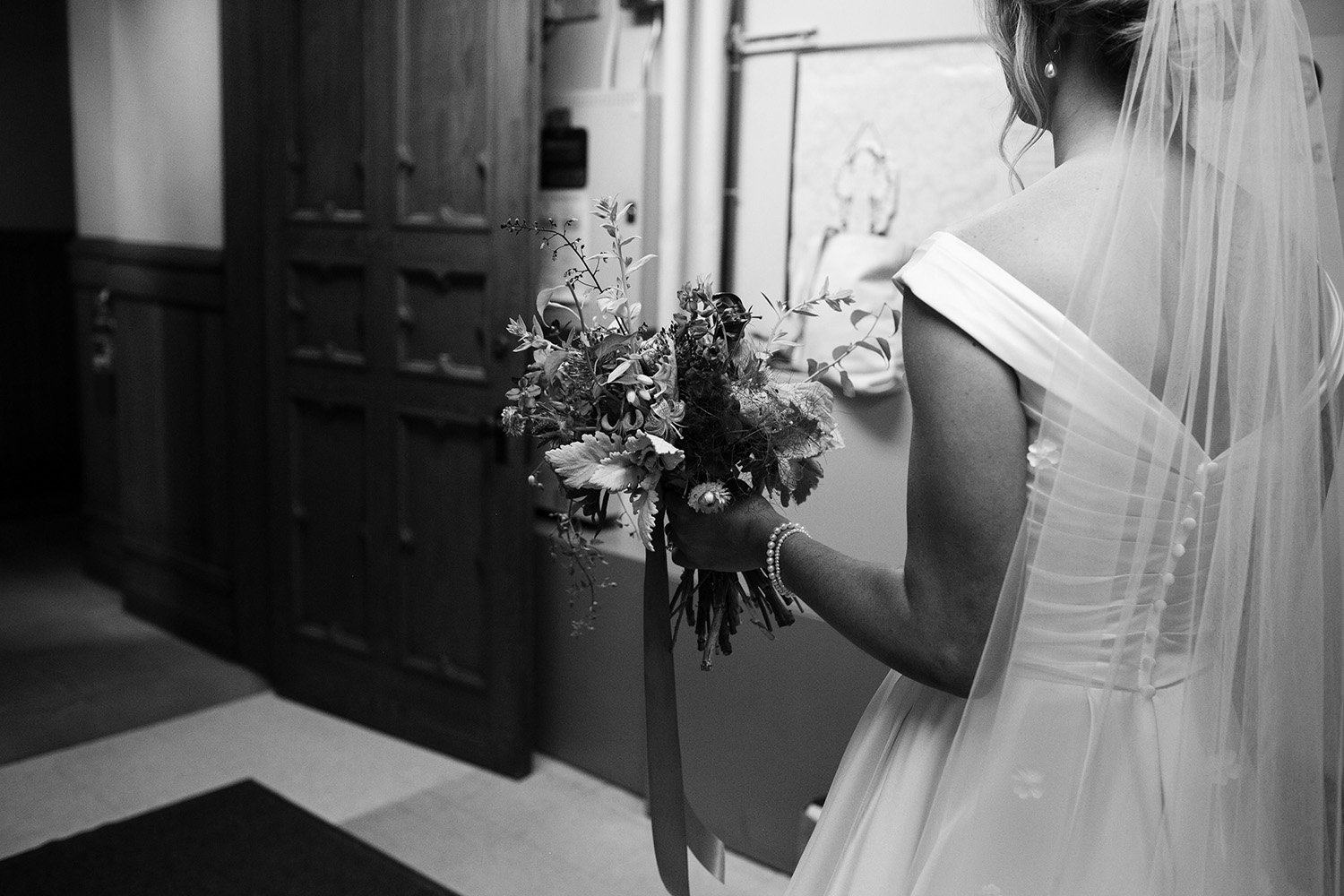 Milwaukee Turner Hall documentary wedding photographer 018.jpg