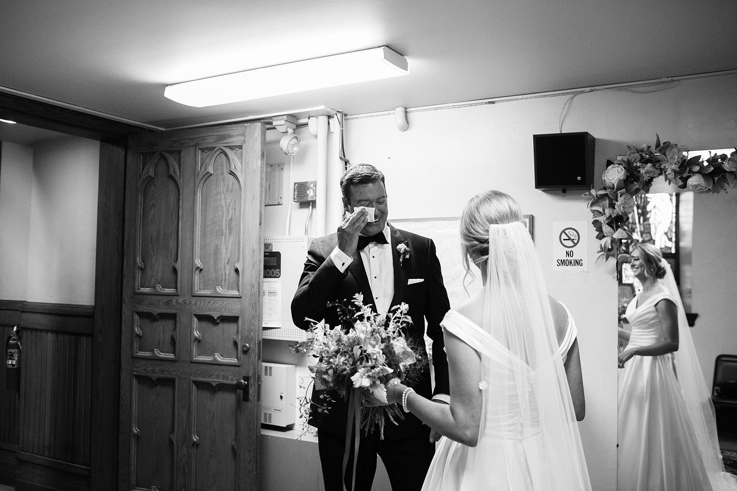 Milwaukee Turner Hall documentary wedding photographer 021.jpg