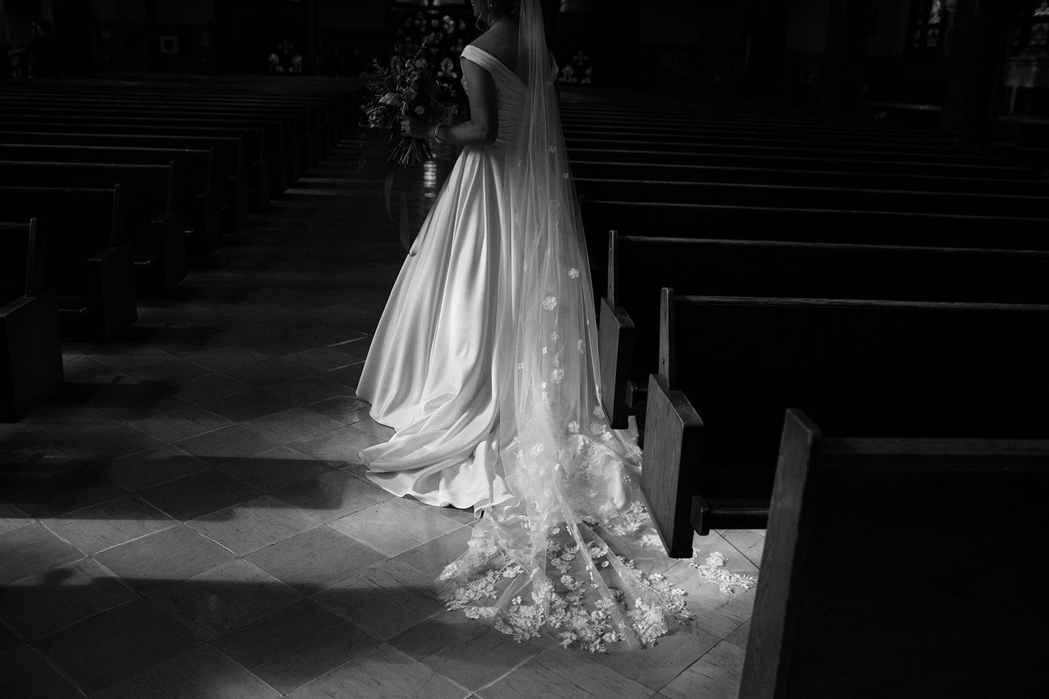 Milwaukee Turner Hall documentary wedding photographer 037.jpg