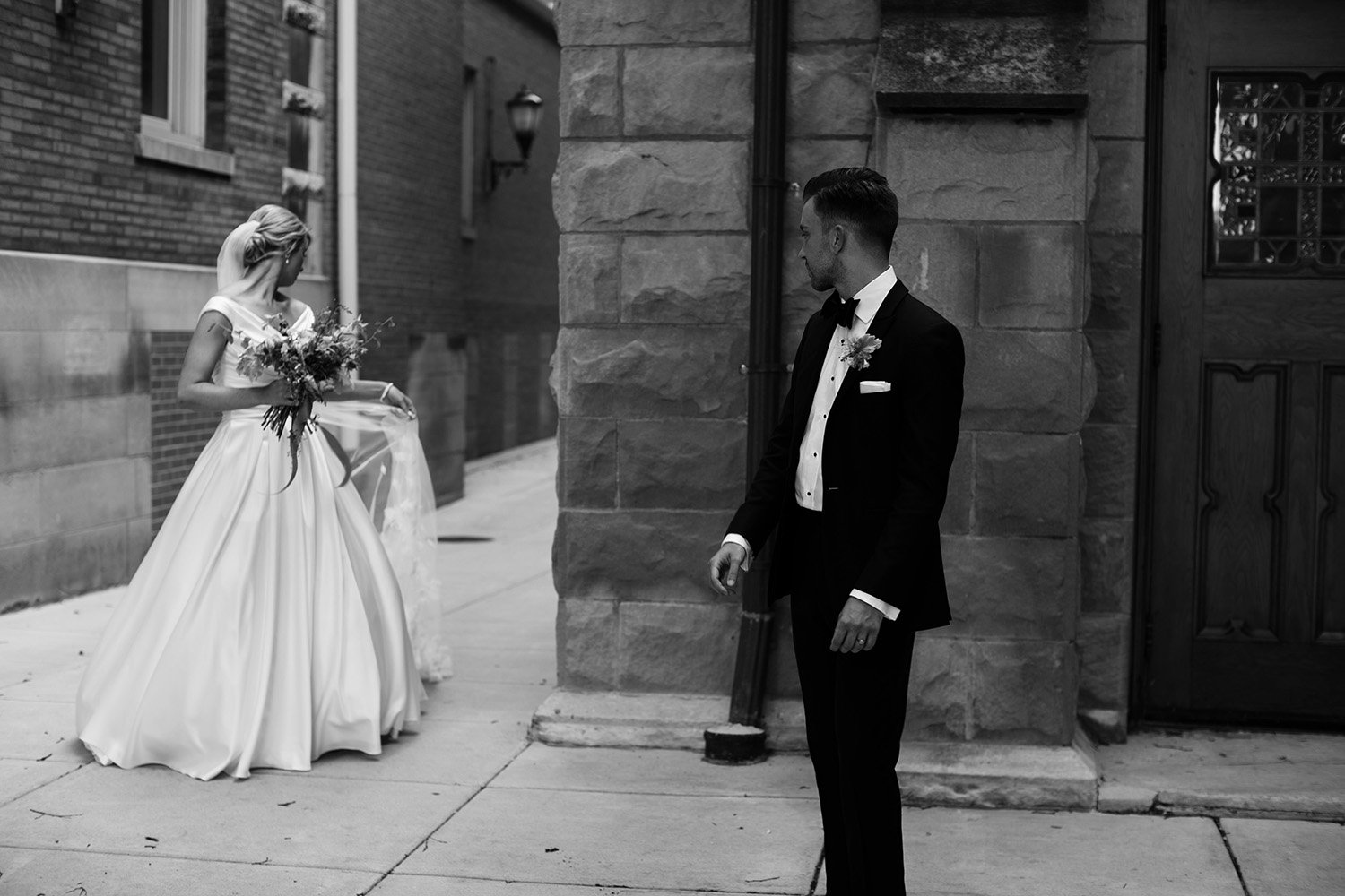 Milwaukee Turner Hall documentary wedding photographer 043.jpg