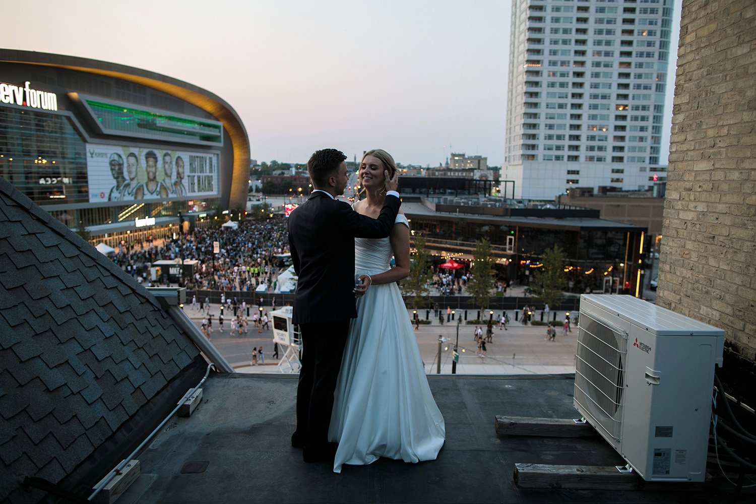 Milwaukee Turner Hall documentary wedding photographer 095.jpg