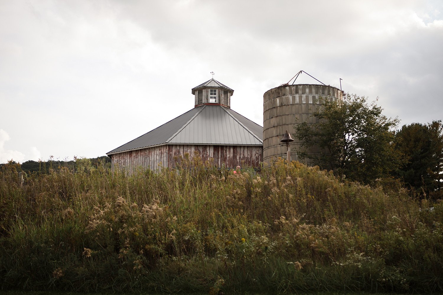 Octagon barn wedding photos001.jpg