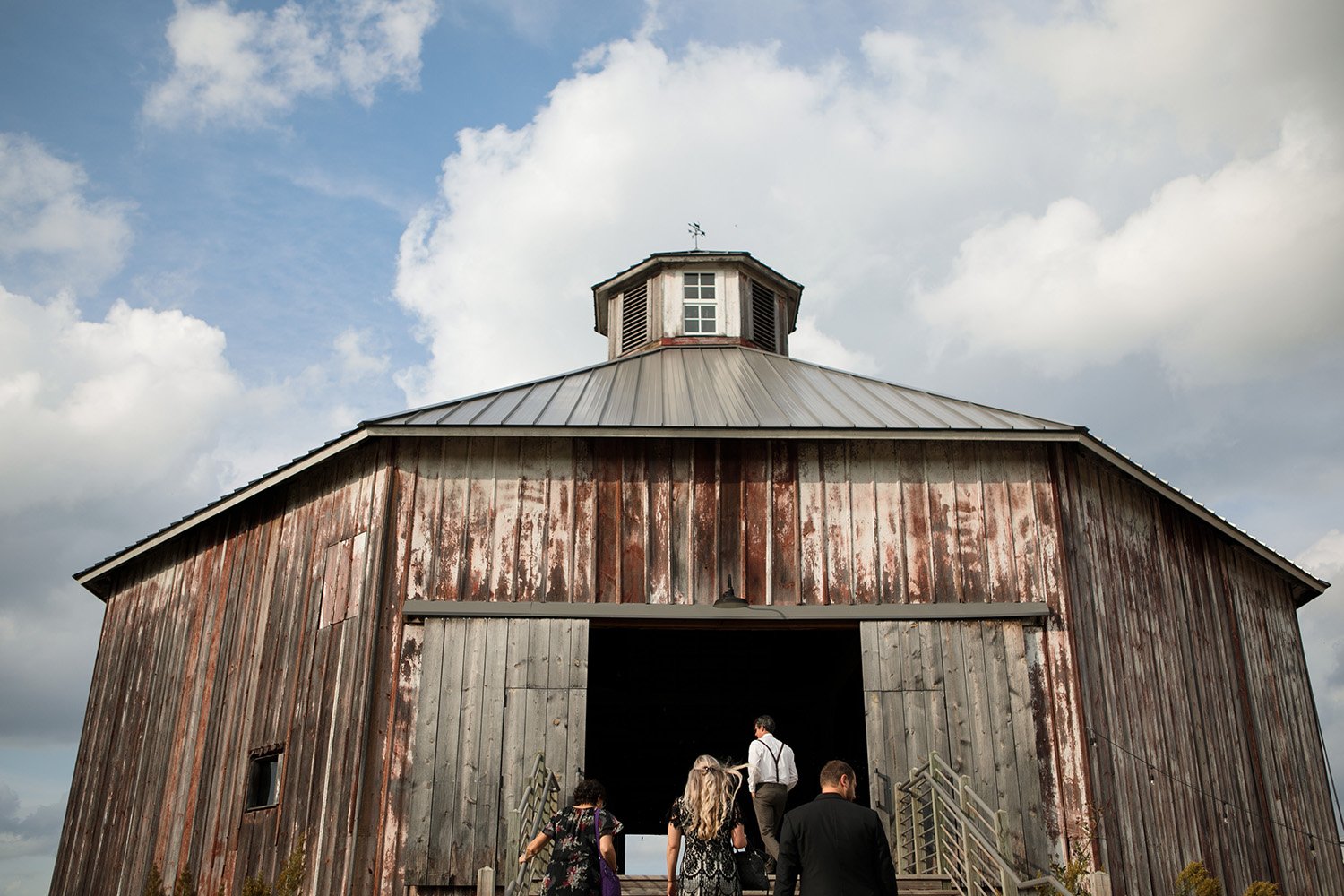Octagon barn wedding photos006.jpg