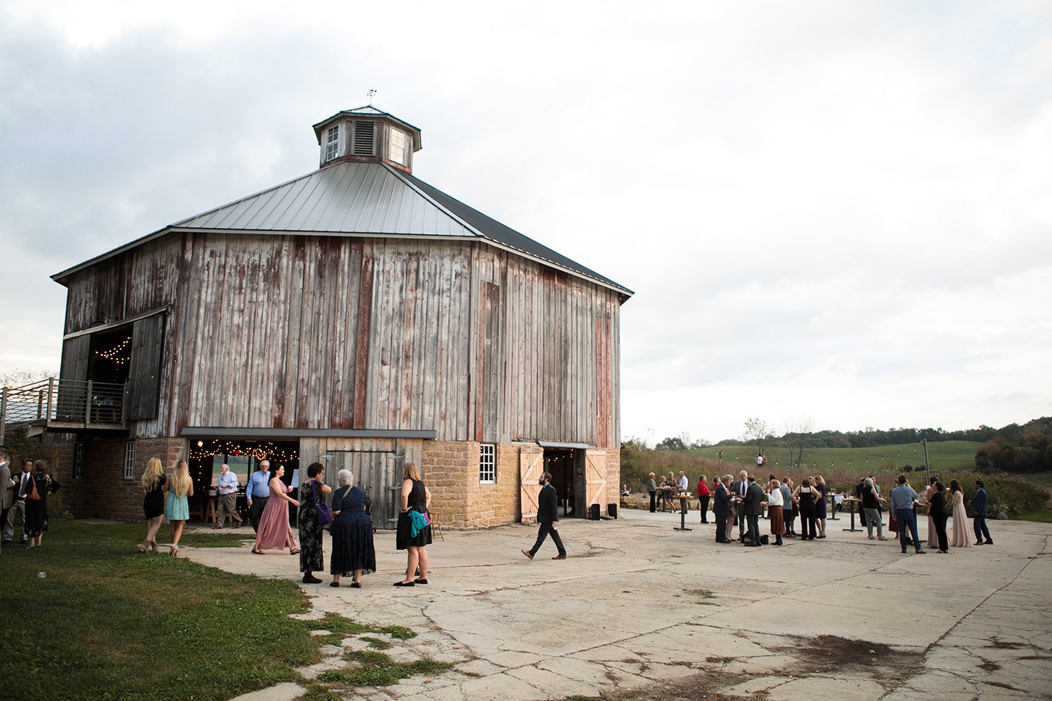 Octagon barn wedding photos026.jpg
