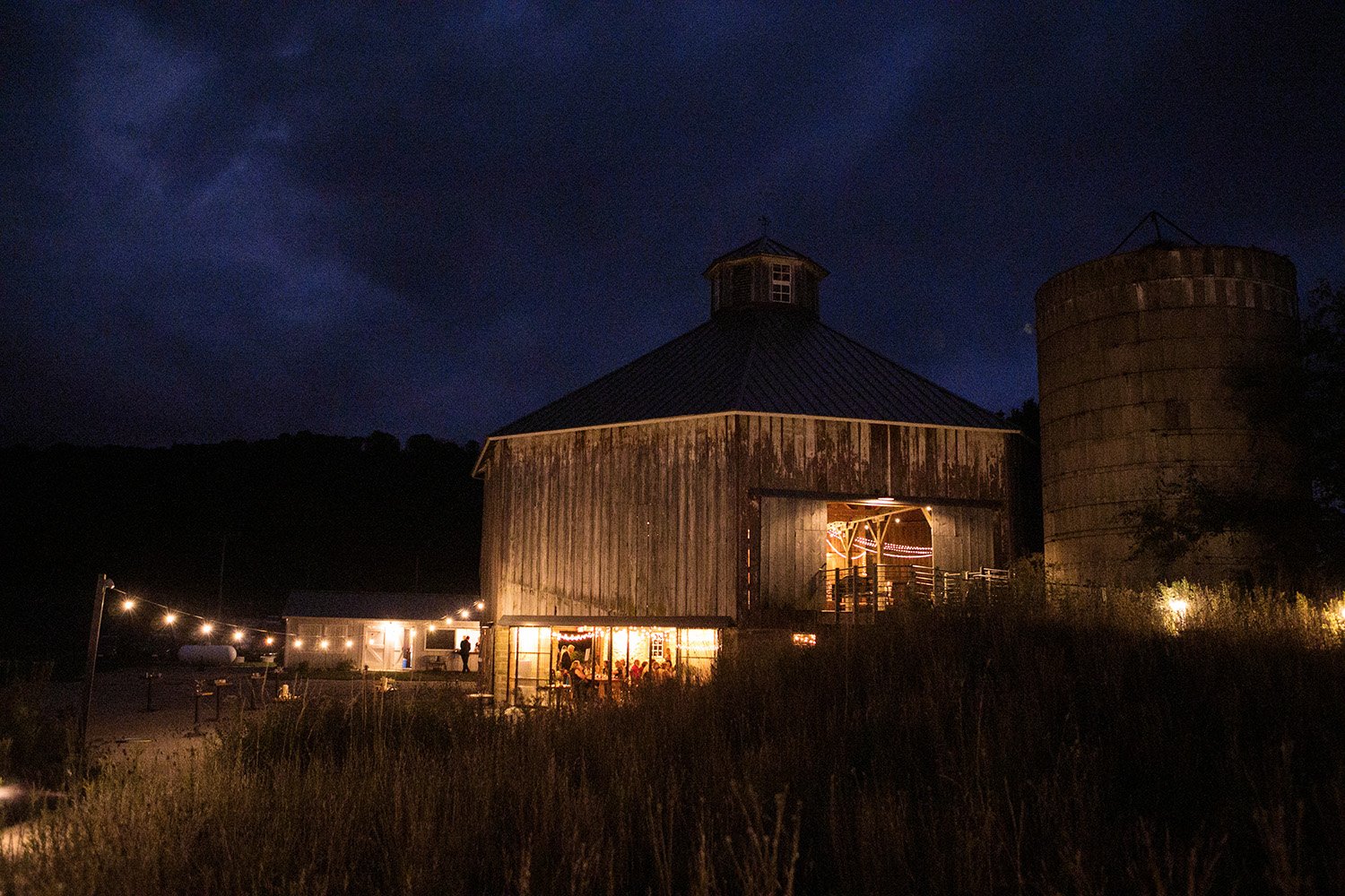 Octagon barn wedding photos046.jpg