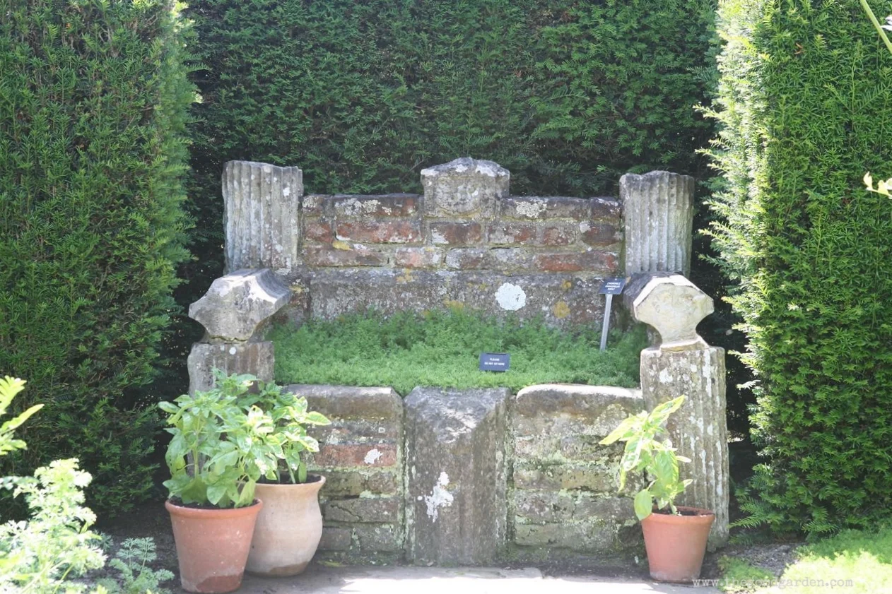  Turf seat at Sissinghurst Castle, Kent, UK. 
