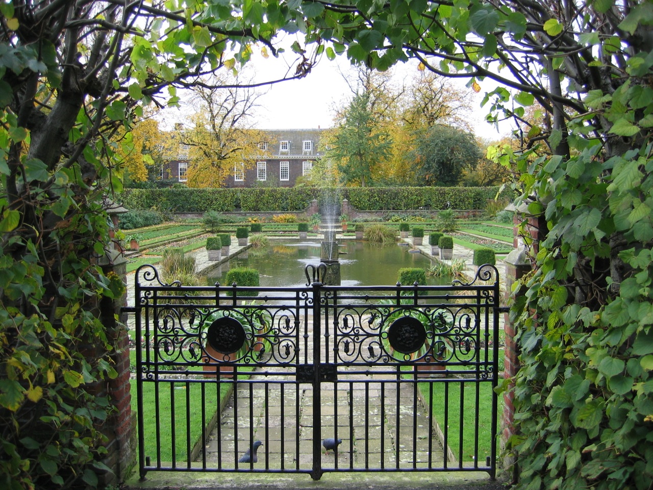  The sunken garden at Kensington Palace, London, UK. 