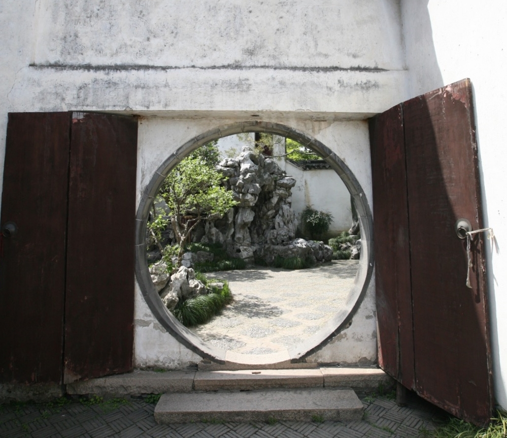  A moon gate provides an invitation into the garden. 