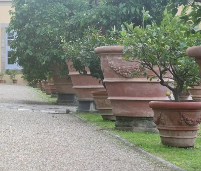 Monumental containers