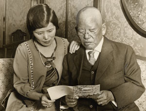 Makoto Hagiwara with his daughter in 1924. Source: San Francisco Public Library.