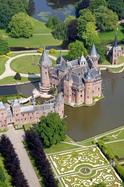 The parterre broderie from above. Found on viajerosdelmisterio.es.