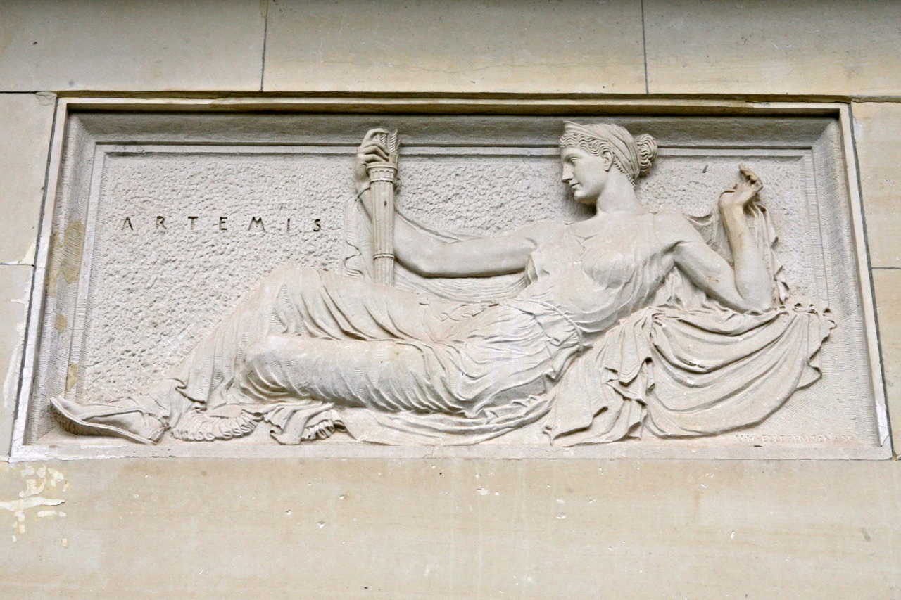 Artemis, the goddess of the natural world, welcomes visitors into the walled garden. This feature would not be typical in a traditional Islamic garden where images of people would not be used.