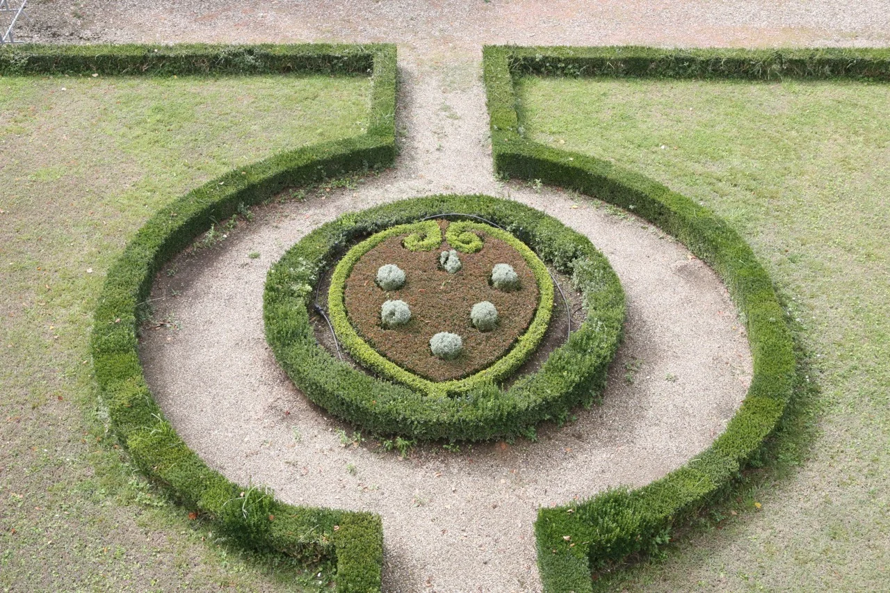 The Medici coat of arms shaped out of plant material decorates the upper terrace.