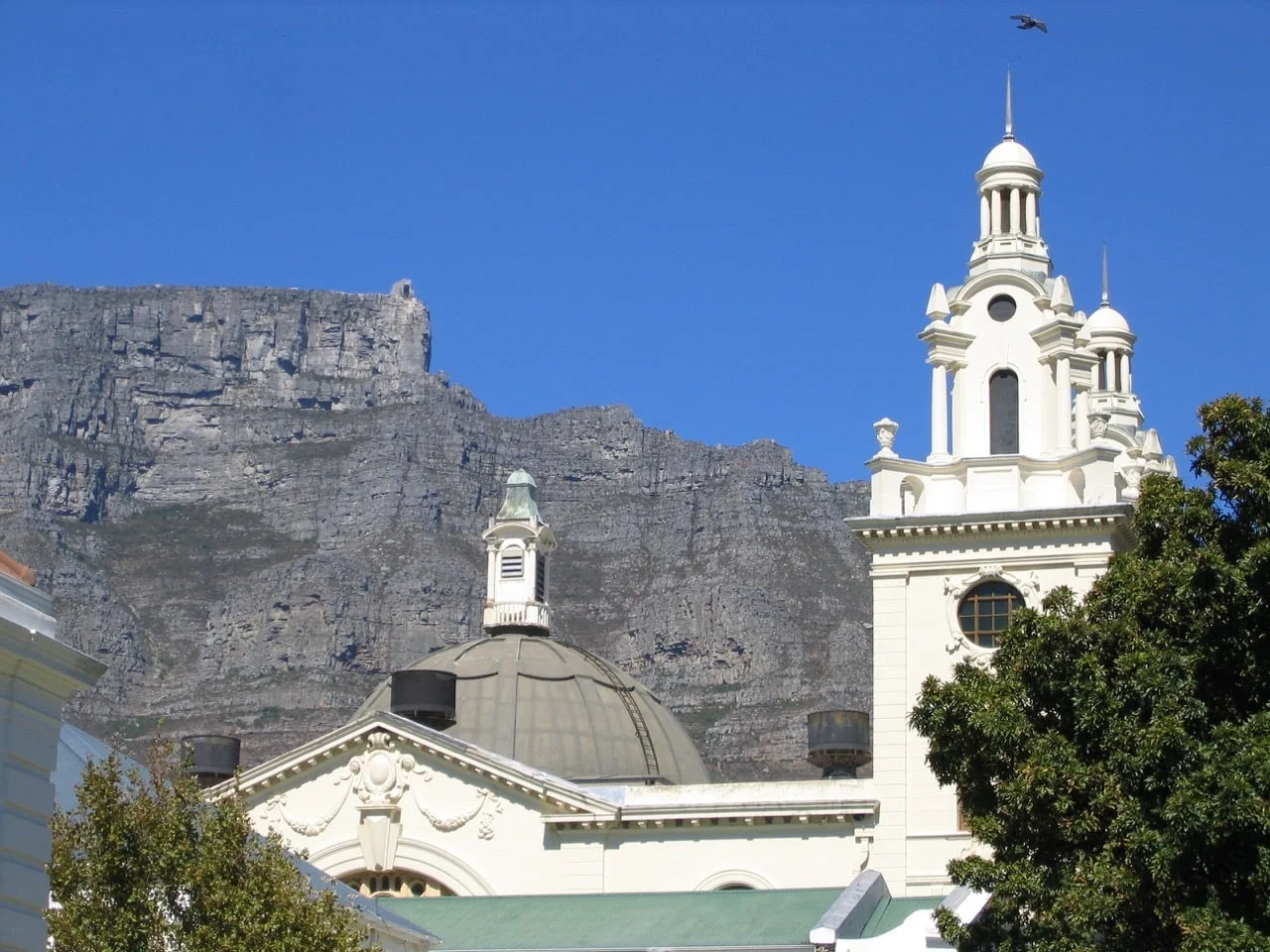 The "Great Synagogue" was built in 1904 to serve Cape Town's growing Jewish community. It lies next to the "Old Synagogue", the first one in South Africa, which was built in 1862.