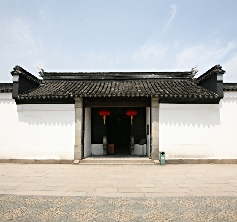 The entrance to the residence flows directly from the street. Skipping an entry garden frees up more room for the back garden.
