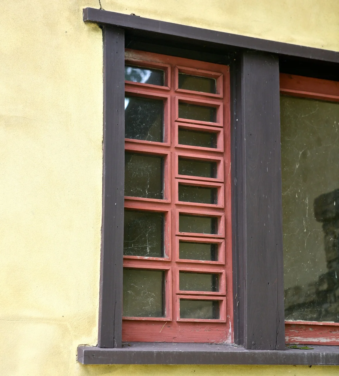 Wright's gates echo the design and color of the windows, further tying the landscape to the buildings.