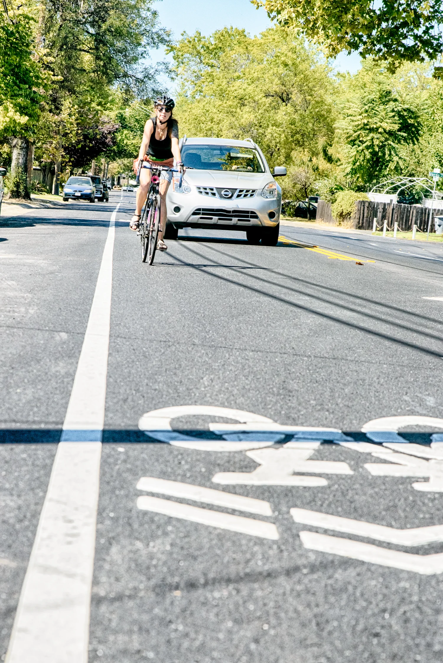 ©Carson Blume An inexperienced or cautious cyclist may ride on the edge lane, a potentially dangerous place to ride.