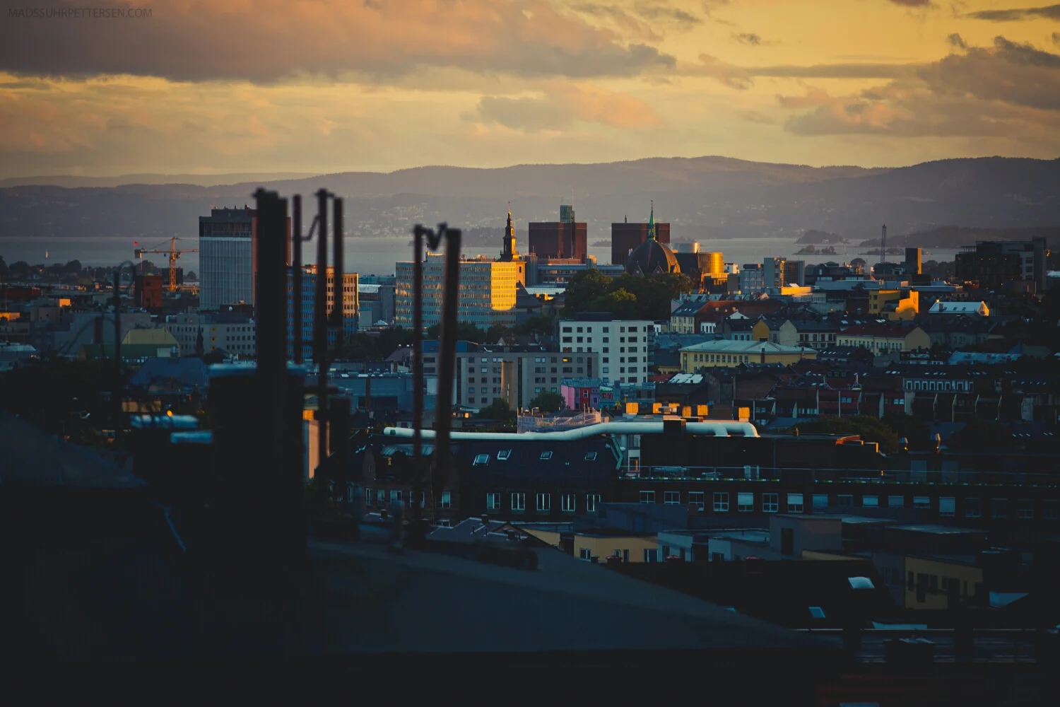 Over Oslo, de to røde klossene er Oslo Rådhus