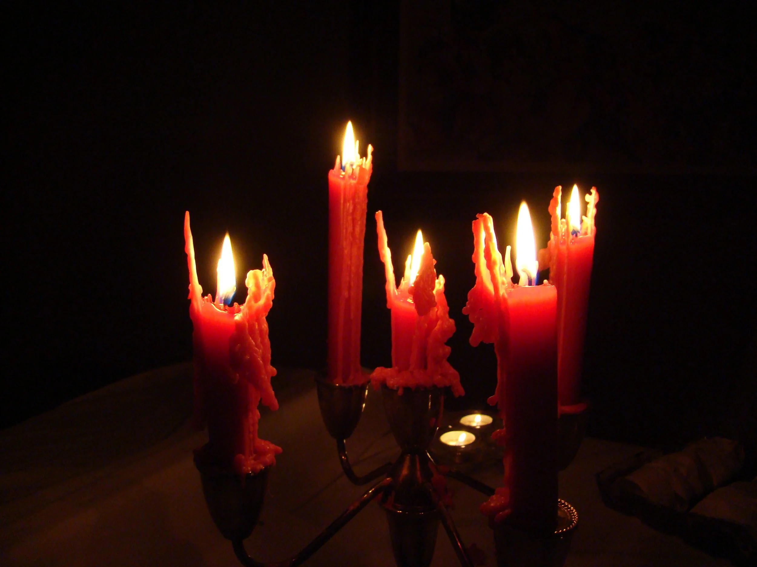 Spooky_halloween_candles_in_dark.jpg
